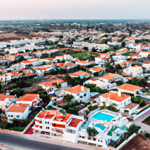 מבט אווירי של עיר שוקקת בקפריסין, המציג את תיק הנדל"ן המגוון. השקעות נדלן בקפריסין